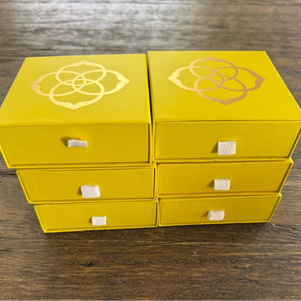 6 Kendra Scott gift boxes